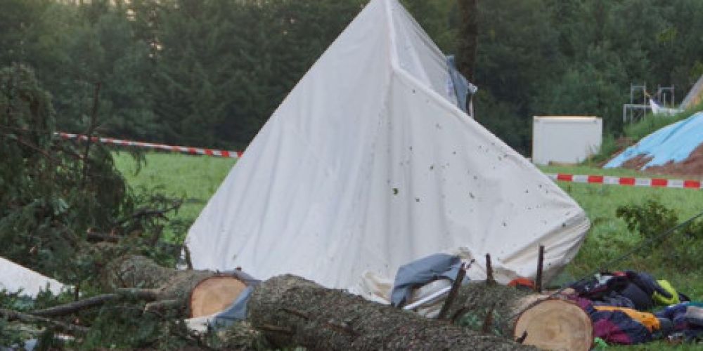 Rickenbach-Egg: Baum stuerzt nach Blitzeinschlag in ein Kinder-Jugendzeltlager
