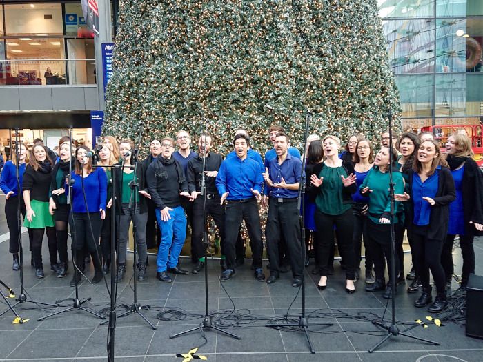 Flashmob an Berliner Hauptbahnhof: Chor perfomt "Driving Home for Christmas"