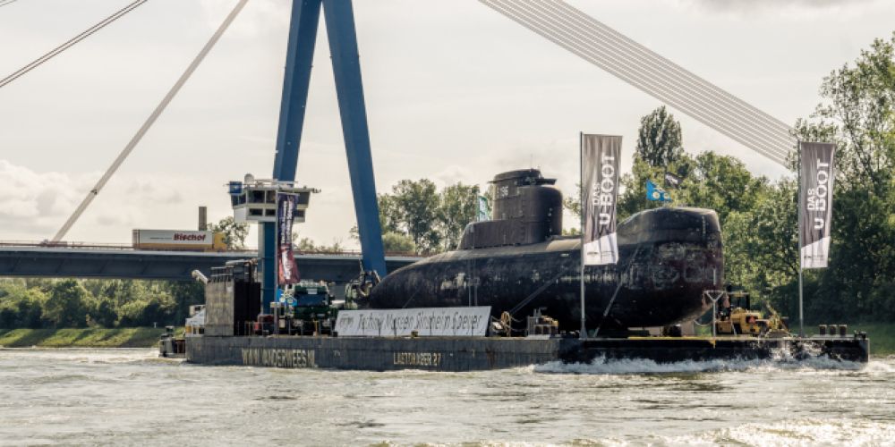 links, Heidelberger Schloss rechts und U17 mittendrin