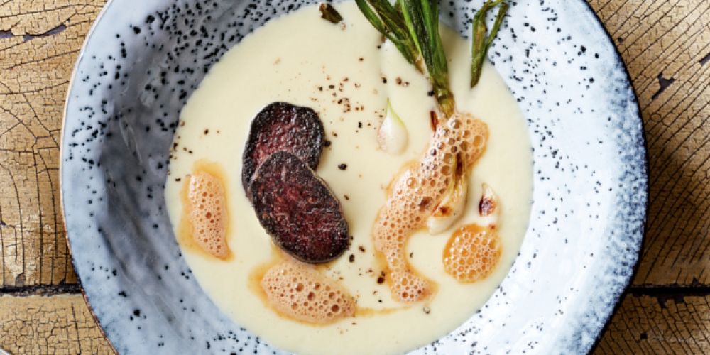 Feine Herbstküche: Cremige Kartoffel-Pastinaken-Suppe mit Apfelschaum