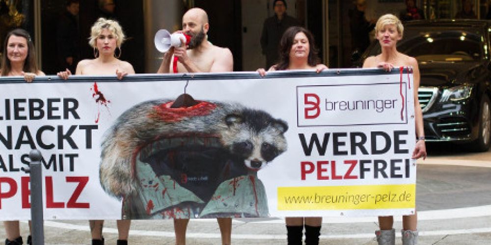 Splitterfasernackt demonstrieren heute Aktivisten vor Breuninger