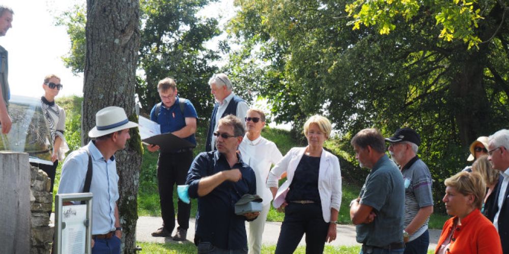 Ministerin Razavi besichtigt archäologisches Kleinod in Jestetten