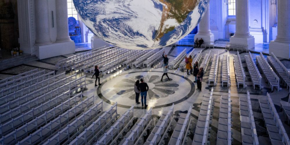 Künstler Luke Jerram zur Eröffnung der Gaia-Ausstellung im Dom St. Blasien
