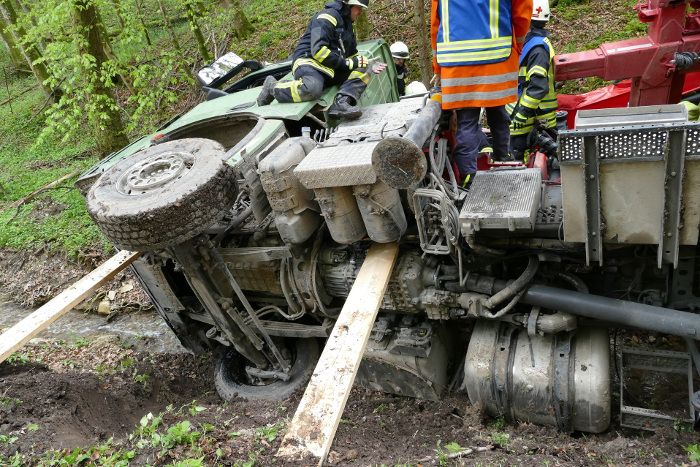 Feuerwehr Stockach - LKW stürzt Abhang hinunter