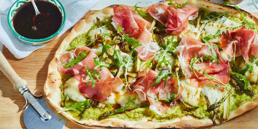 Spargel-Flammkuchen mit Erbsen-Creme, Gorgonzola, Schinken und Goldsaft