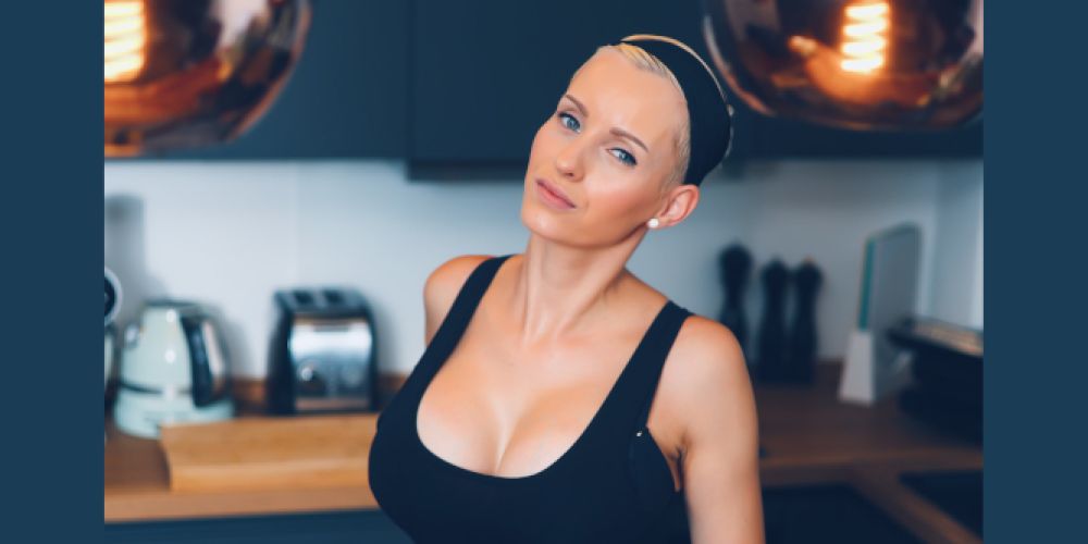 Anike Ekina setzt ein Statement für Menschlichkeit, Offenheit und Hoffnung