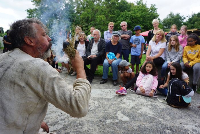 Feuerstein und Steinzeitschmuck. Experimentelle Archäologie in den Pfahlbauten am Bodensee